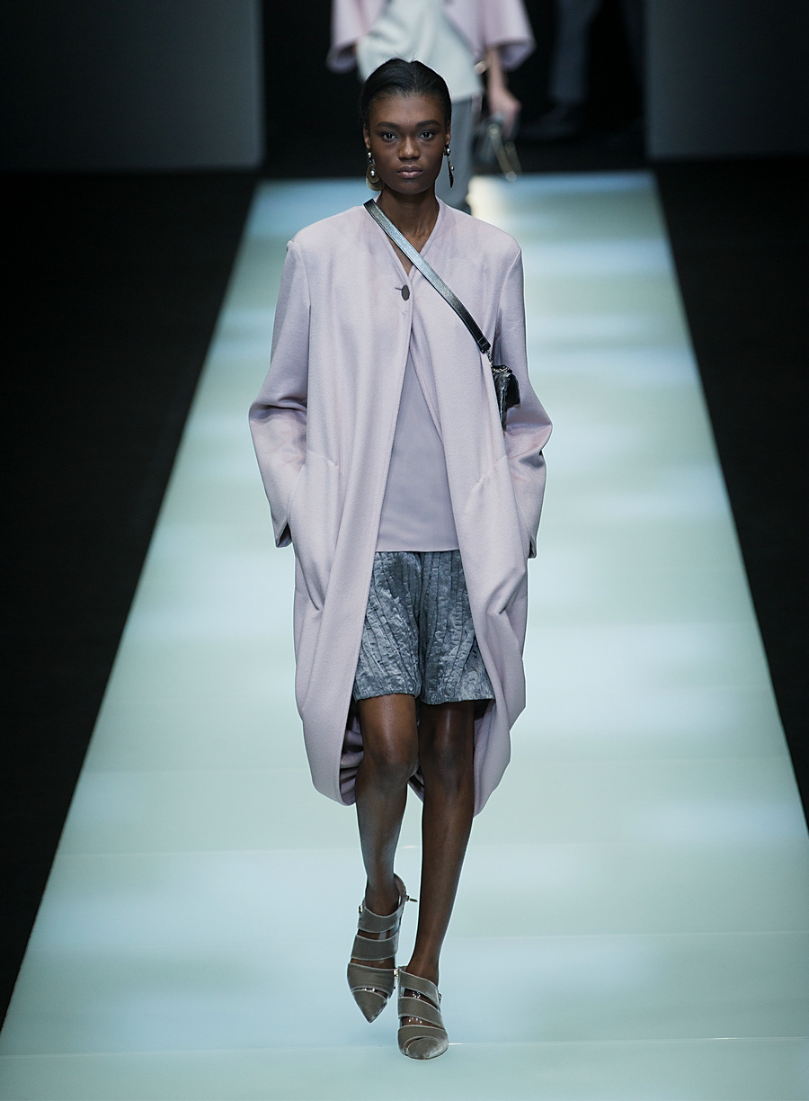 米兰时装周:乔治·阿玛尼发布秋冬女装新品