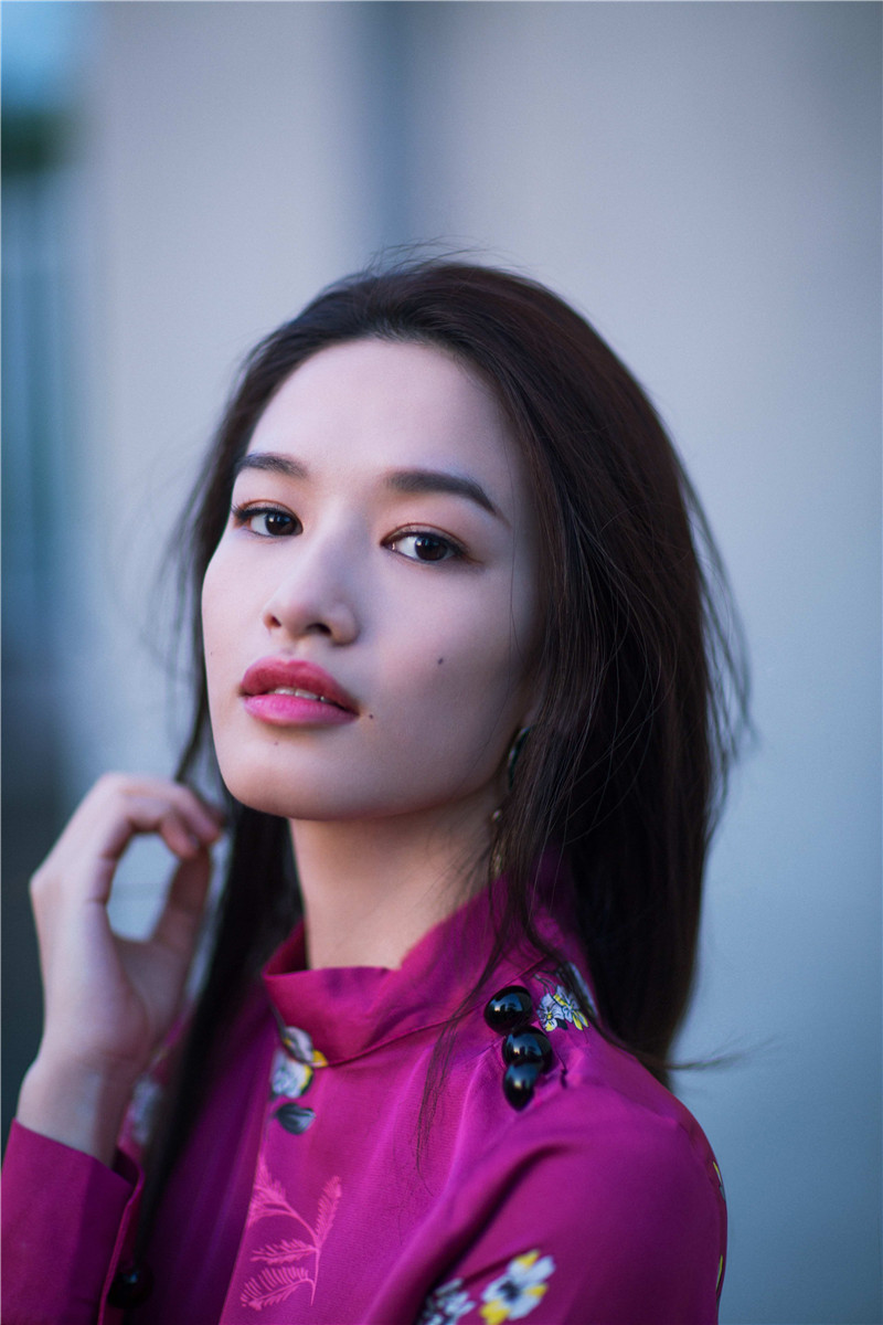 张柏嘉写真曝光 简约干练随性大方